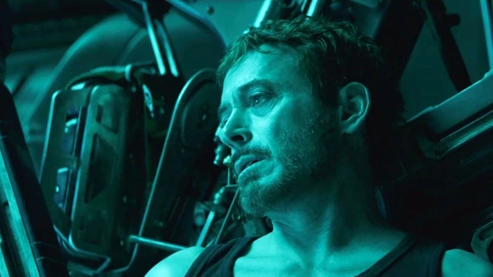 người đàn ông màu xanh lá cây trong avengers endgame