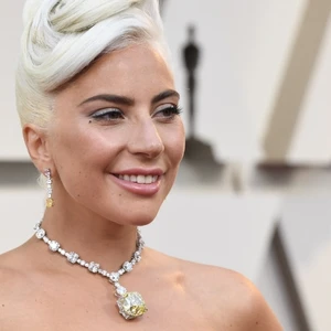 Nữ ca sĩ Lady Gaga “chiếm sóng” Oscar 2019 với phụ kiện vòng cổ kim cương đắt giá 2