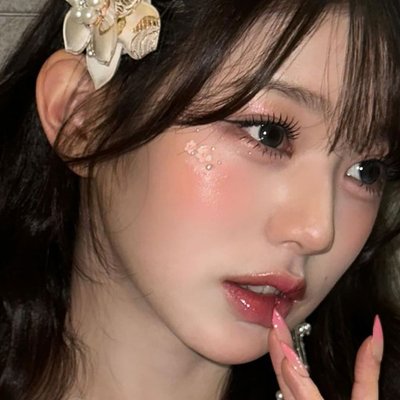 Jang Wonyoung đính đá trên mặt cùng tone makeup cam