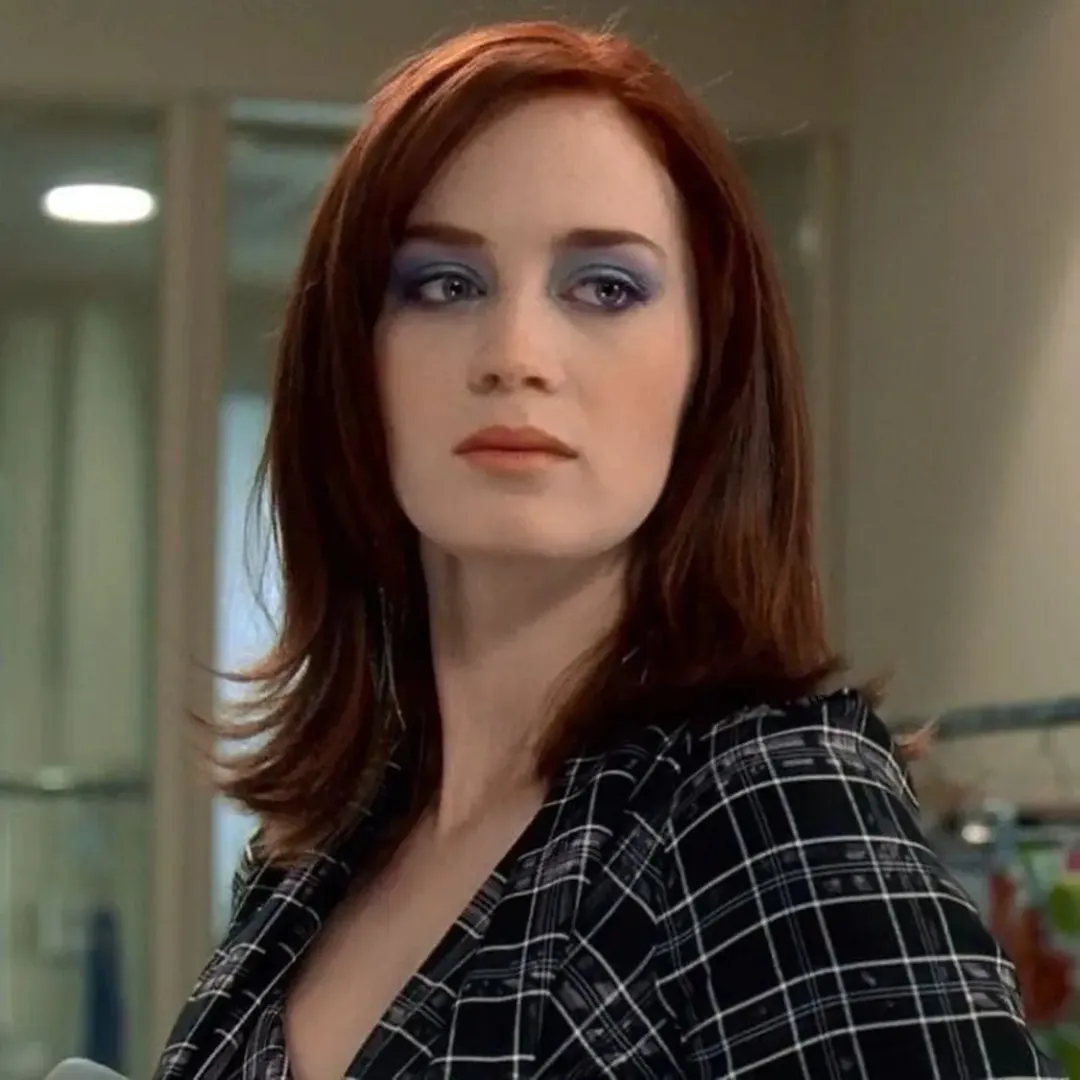 Hình ảnh màu phấn mắt xanh nổi bật của Emily Charlton (Emily Blunt) trong "The Devil Wears Prada" (2006).