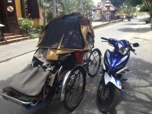 Phương tiện di chuyển của cả đoàn trong Phố Hội. Những chiếc áo lông thú luôn nóng và nặng khủng khiếp làm xích lô suýt bị lật mấy lần!