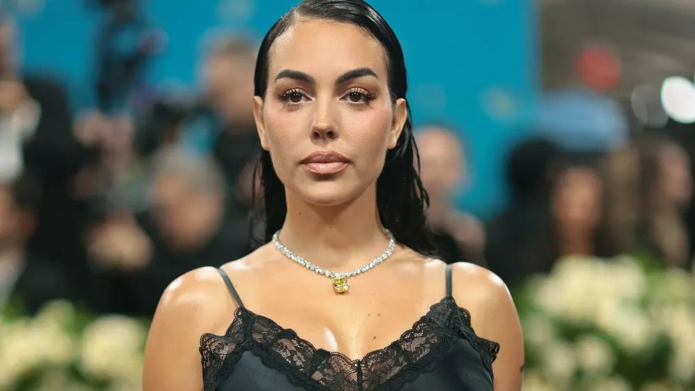 Georgina Rodríguez với đầm ren ôm body quyến rũ