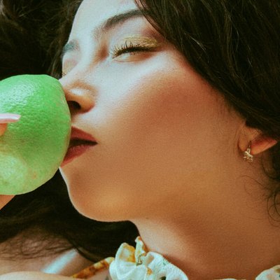 Tăng cường hệ miễn dịch-Cô gái cầm trái chanh.