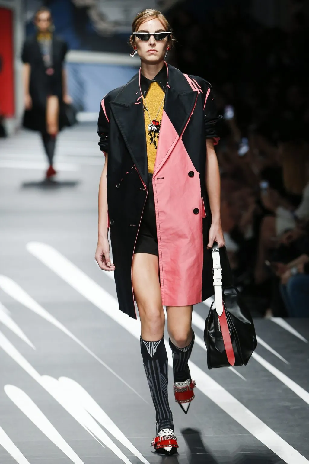 Prada Ready-to-wear Xuân 2018: Tính nữ được suy tôn bởi sự mạnh mẽ và náo nhiệt