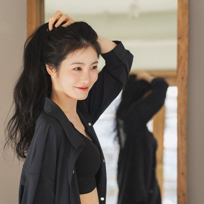 shin ye-eun đang buộc tóc