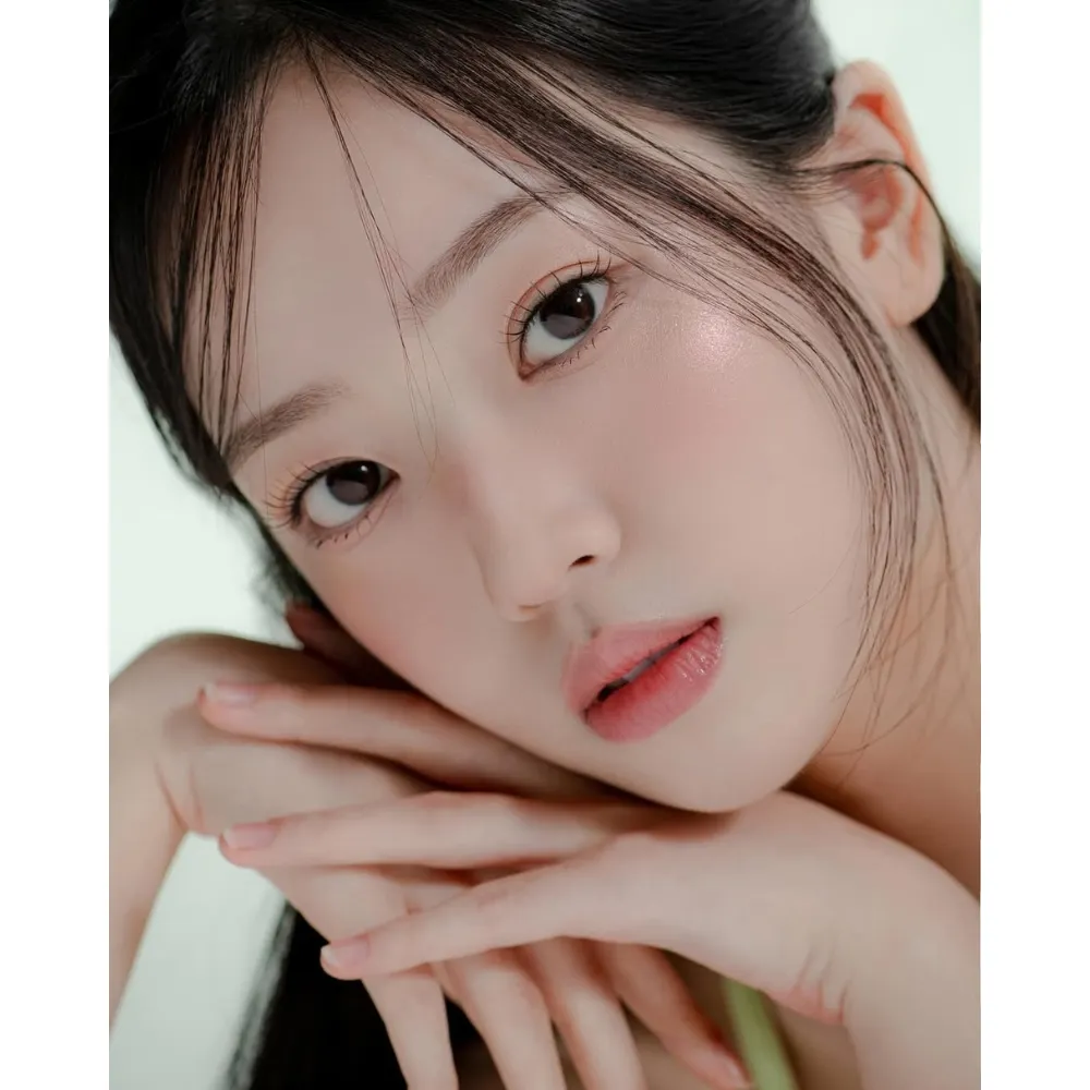 Đôi mắt to tròn là điểm nhấn trên lớp trang điểm của cô gái.