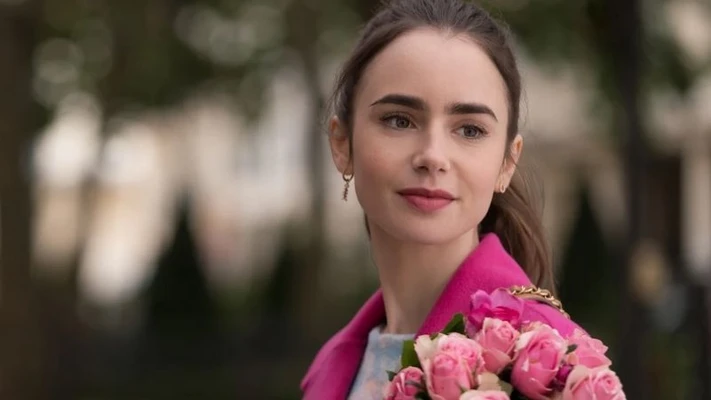 Trang điểm đẹp, rạng rỡ như nàng thơ Emily.