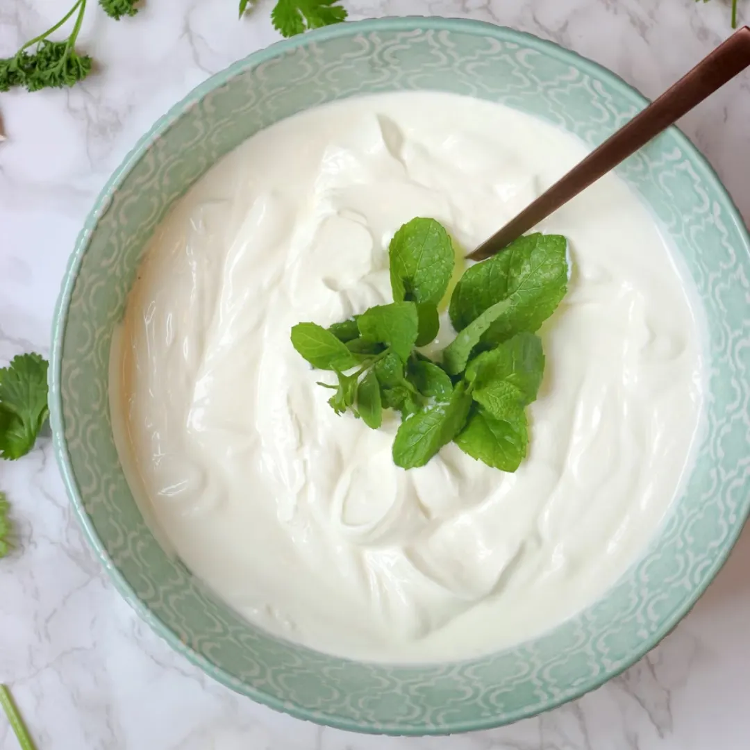 Hình ảnh sữa chua có lợi cho đường ruột trong tô.