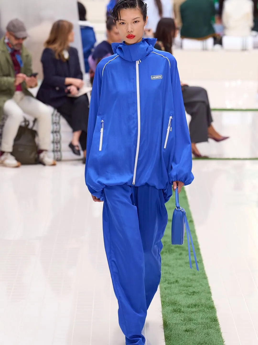 Chất liệu kỹ thuật nhẹ mang đến chuyển động linh hoạt trên runway.