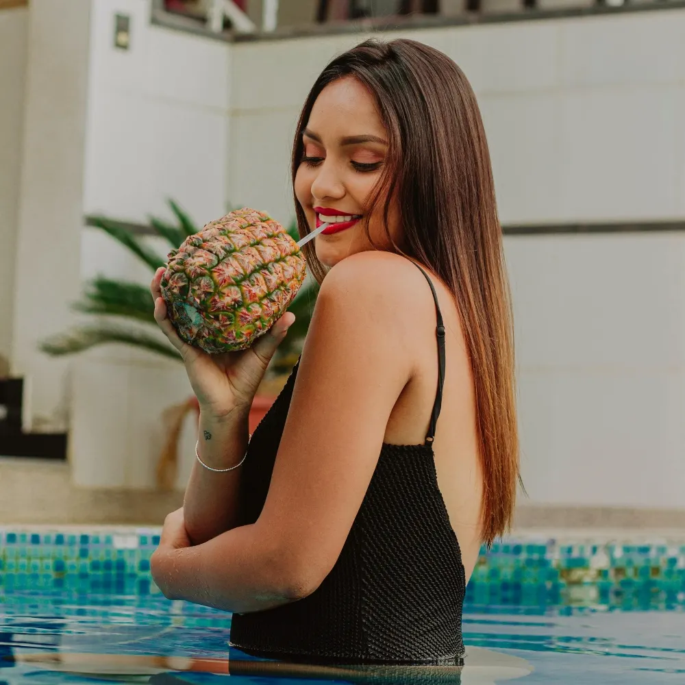 cô gái uống nước dứa