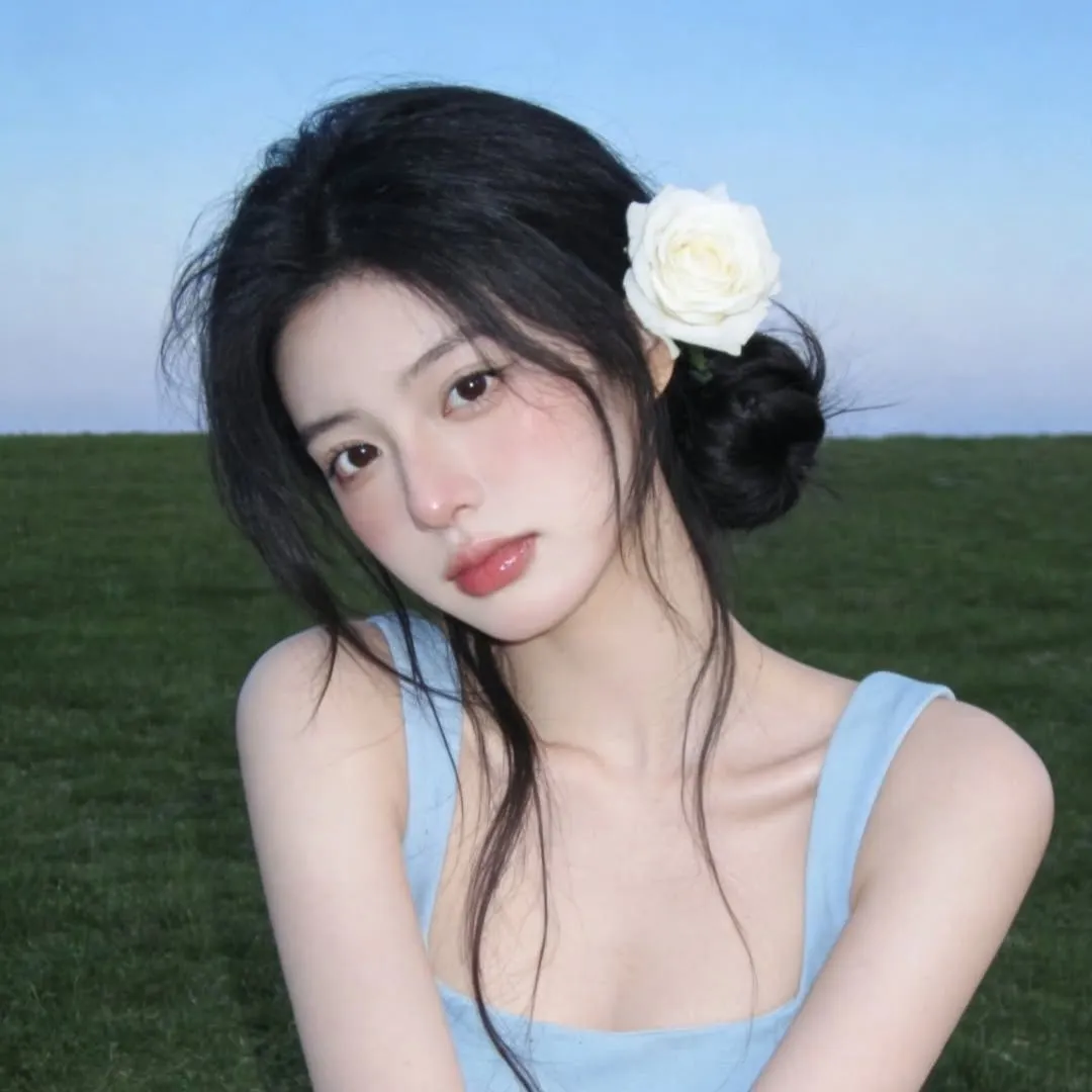 người mẫu với kiểu tóc đen kèm hoa