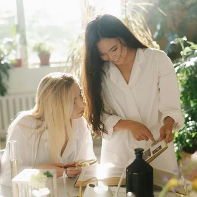 hai cô gái trò chuyện với nhau có khả năng lắng nghe chủ động tốt