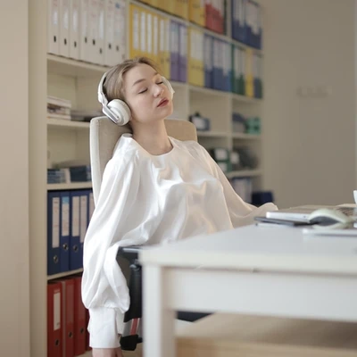 cô gái lười biếng đeo headphone
