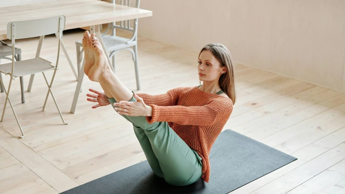 Phụ nữ tuổi 50 đang tập thể dục yoga