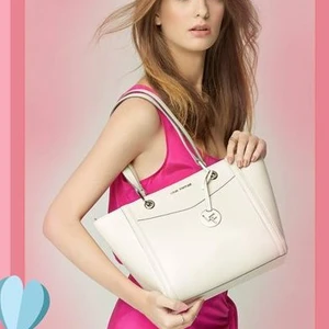 Sức hút khó cưỡng từ những chiếc túi xách nữ màu đỏ, hồng