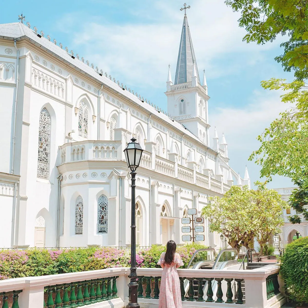 Cô gái đầm hồng khung cảnh bên ngoài Chijmes ở Singapore
