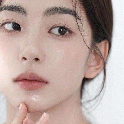 Vị trí nổi mụn cằm - cô gái sờ tay lên cằm
