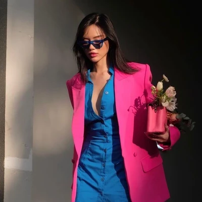 phối màu color blocking với xanh lam và hồng