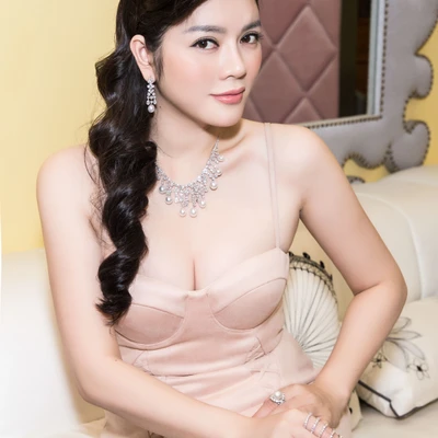 Lý Nhã Kỳ đẹp yêu kiều tại Triển lãm kim cương Staurino Fratelli
