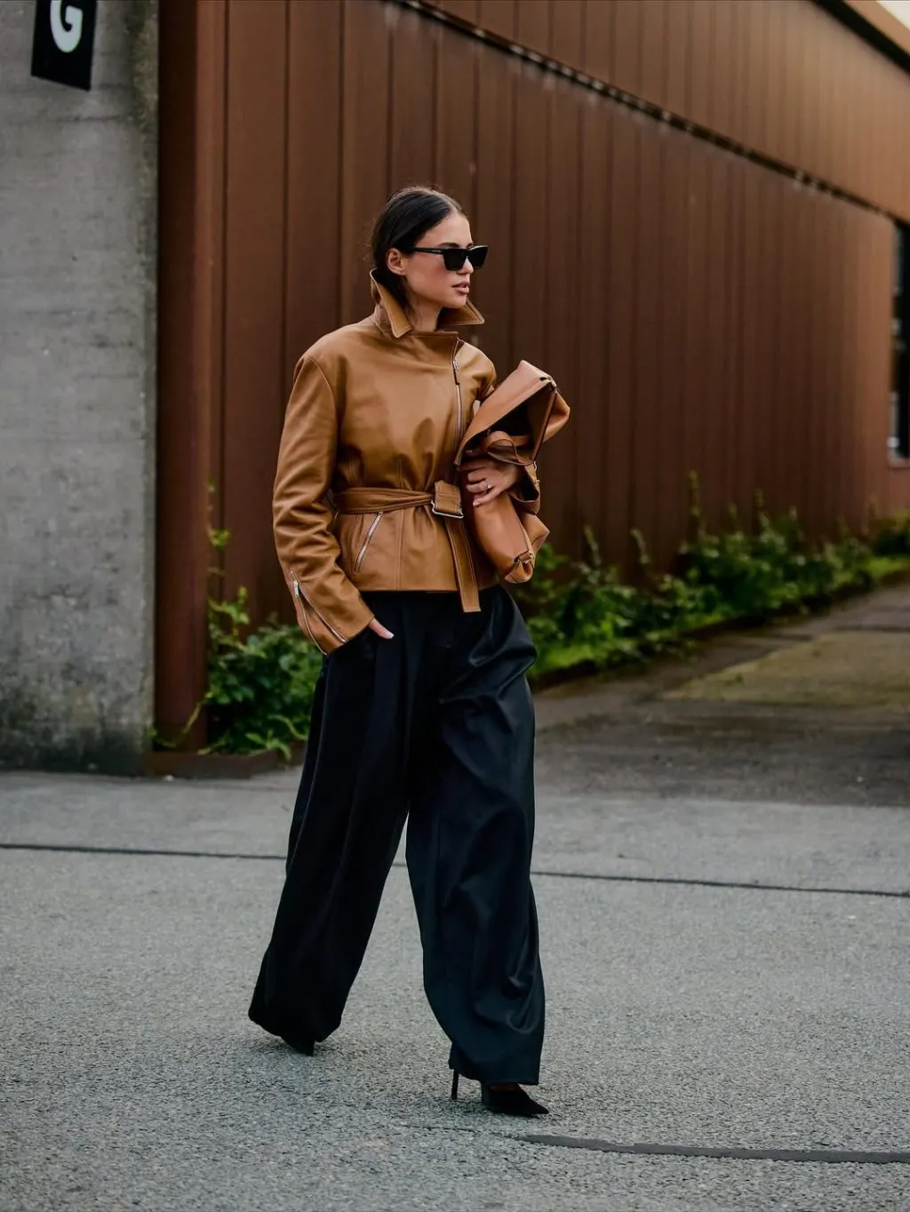 Áo da biker phối cùng quần jeans cổ điển – biểu tượng bất diệt của tinh thần tự do.