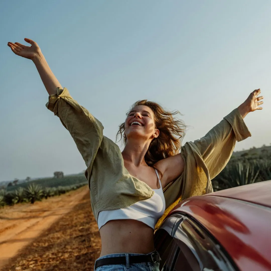 cô gái giơ 2 tay lên trời cười tự do tử vi ngày 1/2/2026