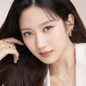 Miếng dán mụn giúp nàng tự tin trang điểm.