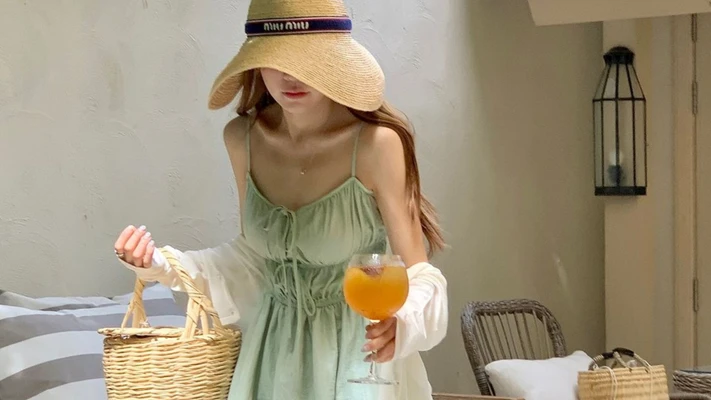 Cô gái Hàn cầm ly nước chanh dây