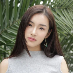 Người phụ nữ với làn da sáng mịn và mái tóc suôn dài – hình ảnh thể hiện hiệu quả của việc làm đẹp tự nhiên từ nguyên liệu như đậu bắp.