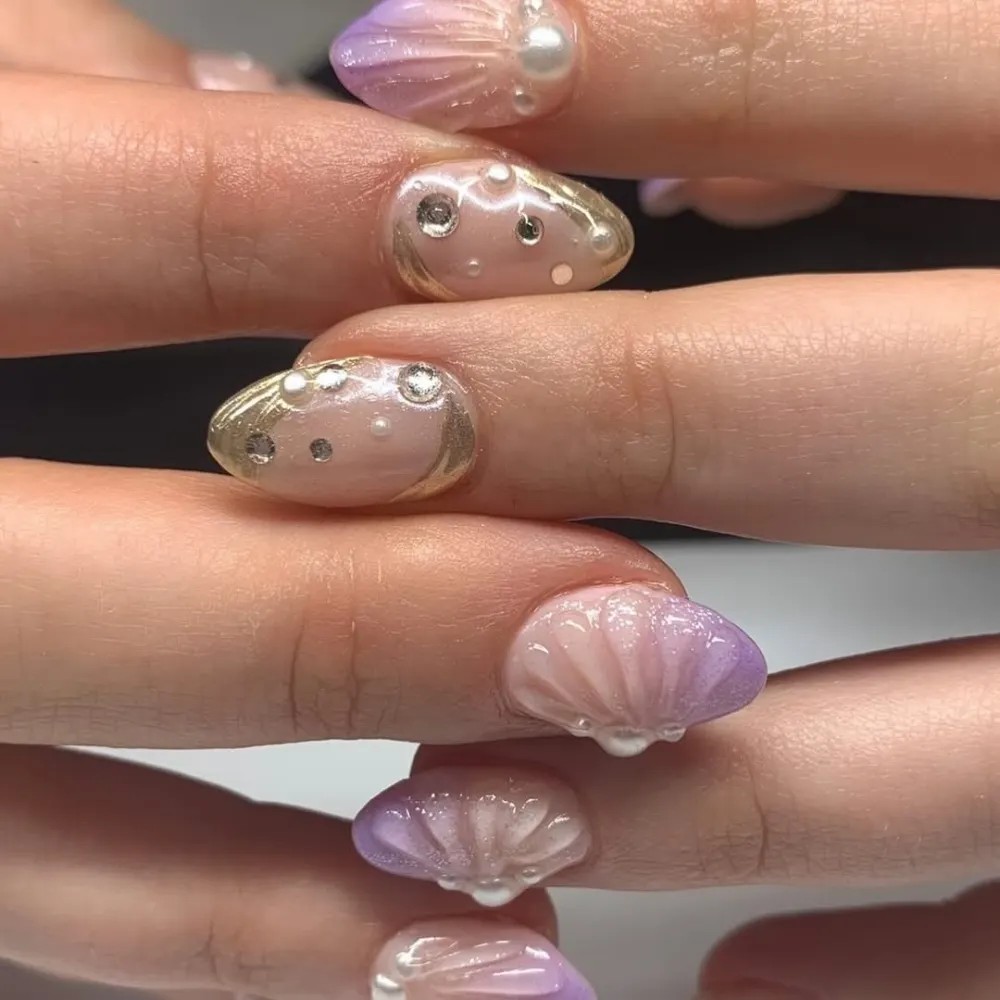 Thiết kế nail có họa tiết vỏ sò.