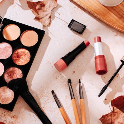 đồ makeup bừa bộn trên bàn