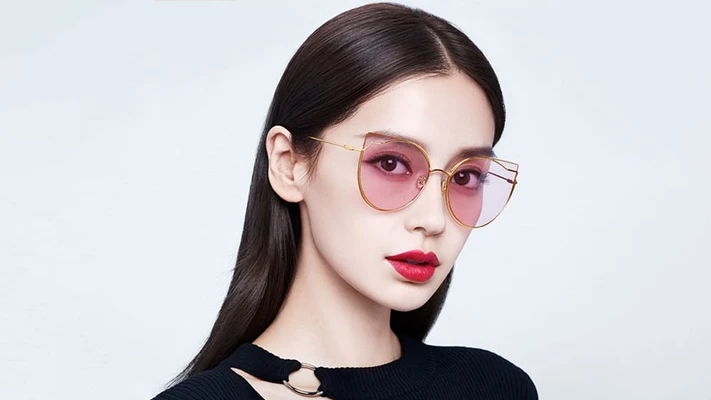Angelababy đeo mắt kính to bản tròng màu Molsion
