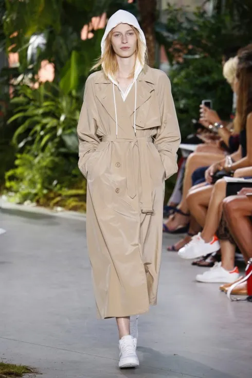 Áo hoodie được phối cùng áo khoác maxi