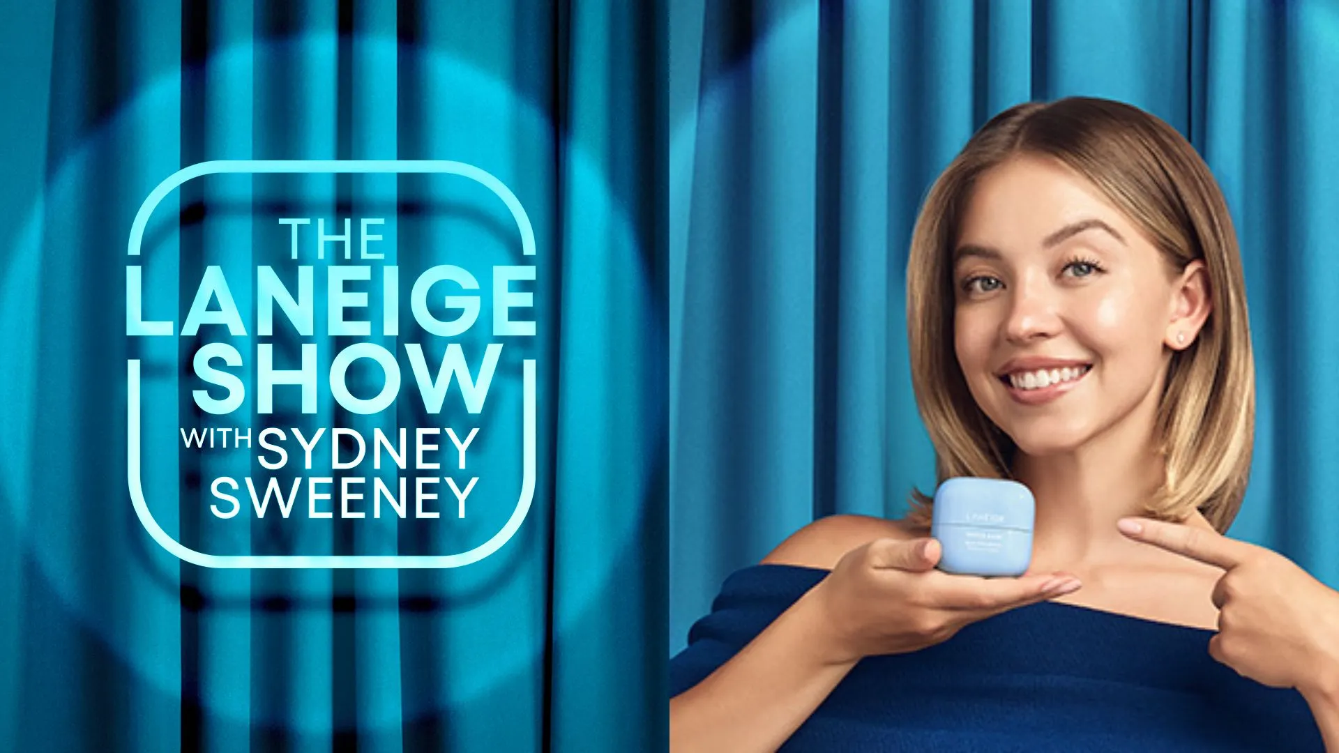 Sydney Sweeney cười rạng rỡ, cầm hũ kem dưỡng ẩm Laneige Water Bank dưới phông nền xanh “The LANEIGE Show”