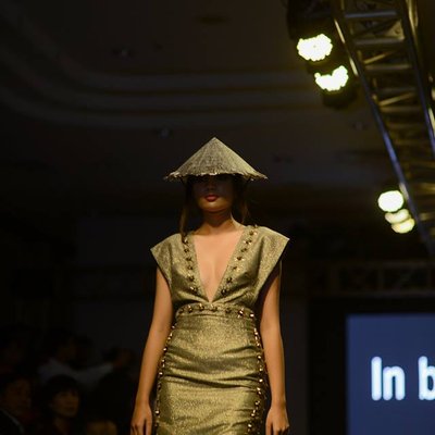 Với chất liệu chủ đạo là vải đũi, vải voan cùng màu sắc chủ đạo là đen ,đỏ, trắng, vàng cùng sự kết hợp biến tấu nón lá