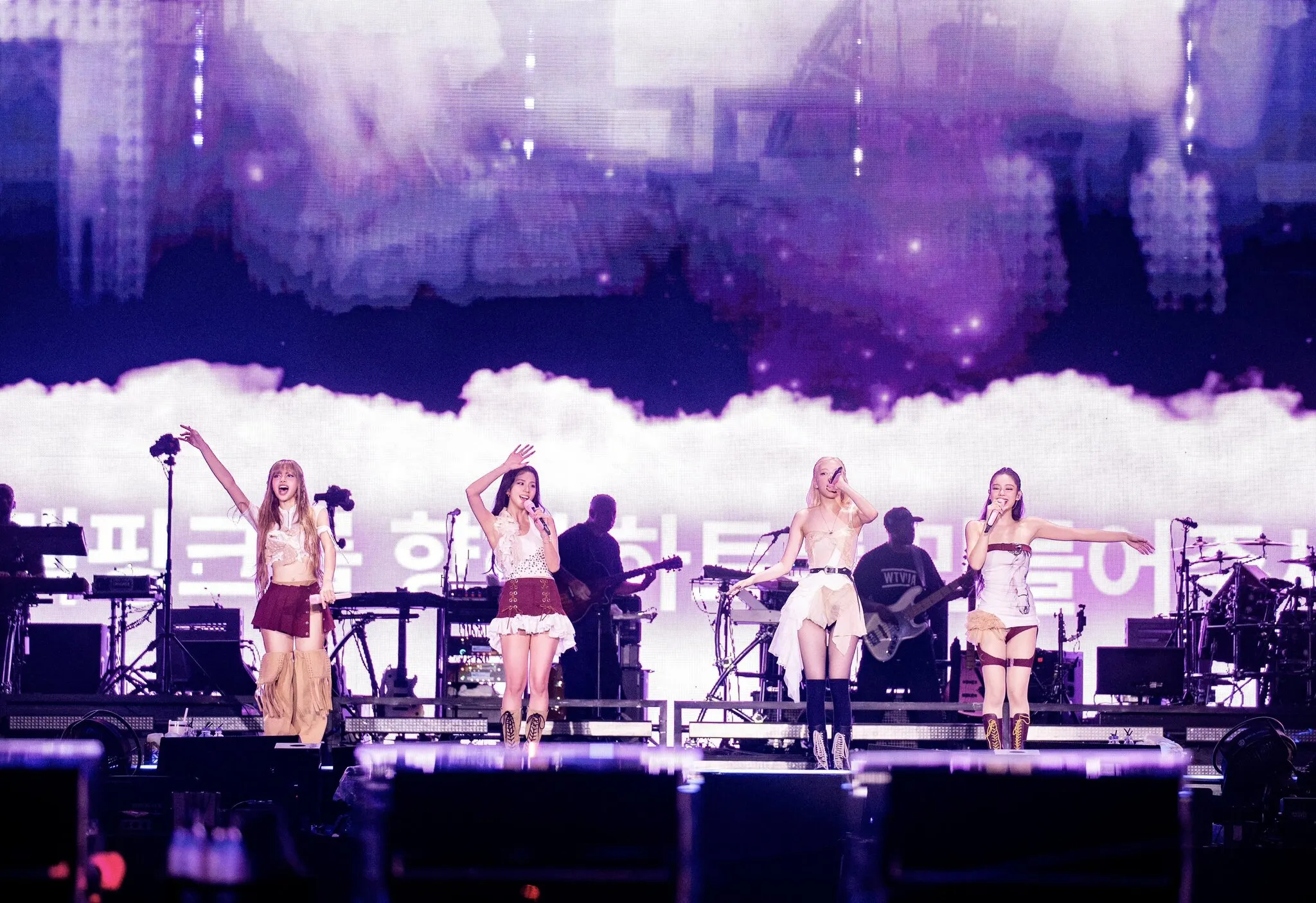 BLACKPINK diện tại set diễn 2 của concert DEADLINE