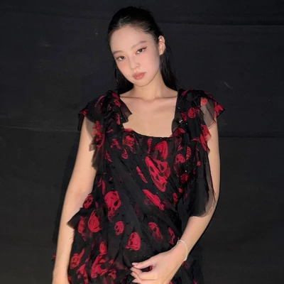 cách buộc tóc như Jennie giúp nâng cơ mặt