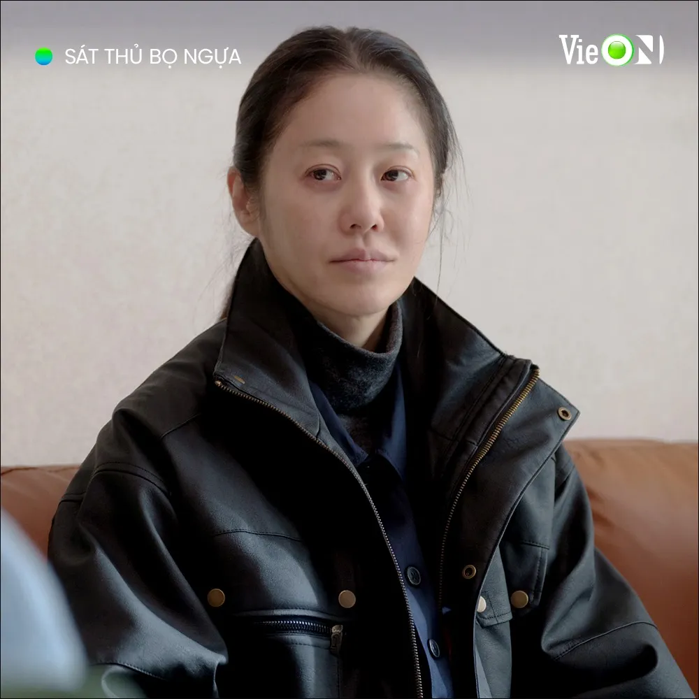 Trang phục Go Hyun Jung với chi tiết kim loại ánh bạc
