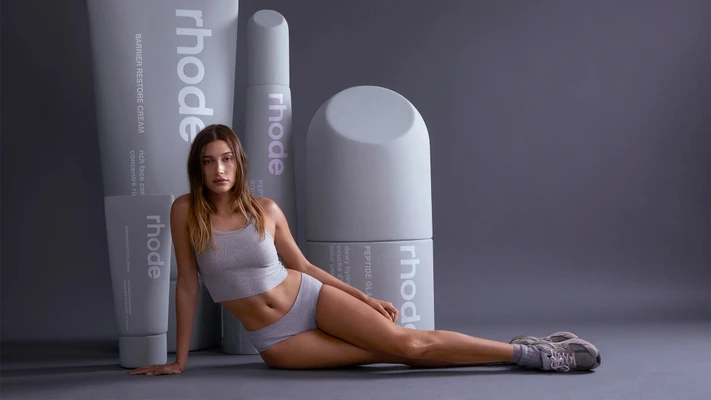 Hailey Bieber tạo dáng trước sản phẩm của Rhode