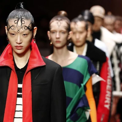 người mẫu sora choi trình diễn bộ sưu tập burberry Xuân - Hè 2019