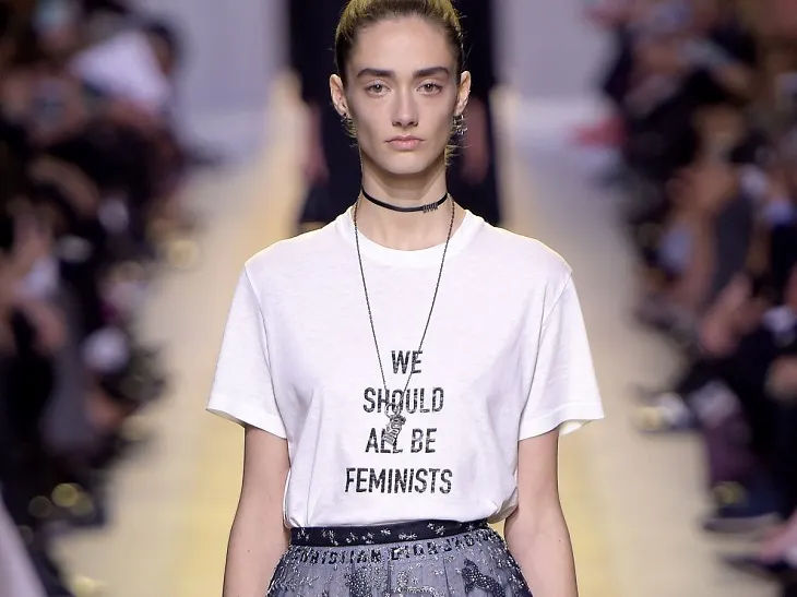 ELLE Việt Nam - Những chiếc áo thun slogan đã ra đời như thế nào trước khi bén rễ vào thời trang 2018 (8)