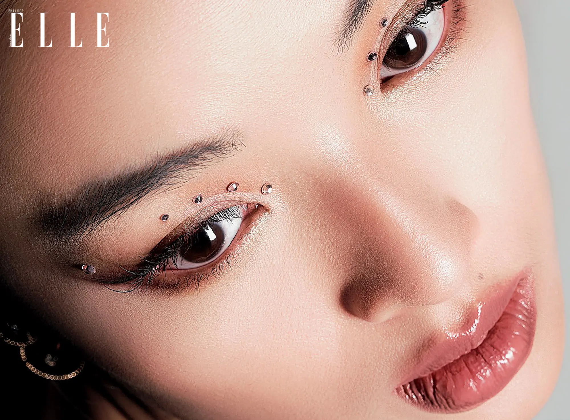 Mi mắt sắc nét, ánh nhìn nổi bật - nhờ vào công nghệ làm đẹp mới tạo ra mascara dạng ống chống trôi
