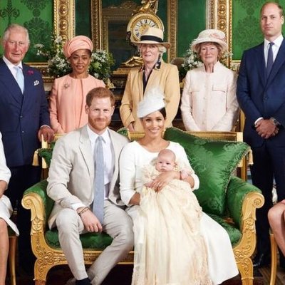 Ý nghĩa chiếc áo choàng Con trai Meghan Markle mặc trong lễ rửa tội