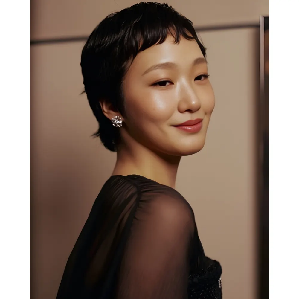 Kim Go Eun chụp ảnh hậu trường tại Cannes 2025.