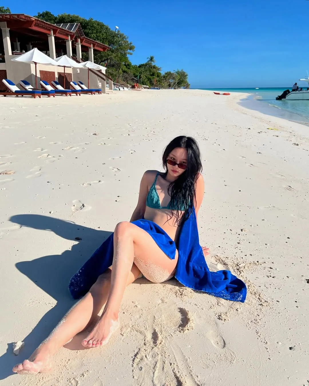 Hyeri khoe chân dài trên bãi cát