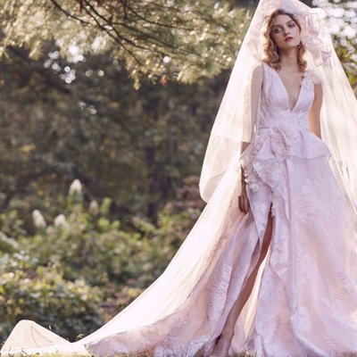 váy cưới đẹp màu hồng phấn của Marchesa