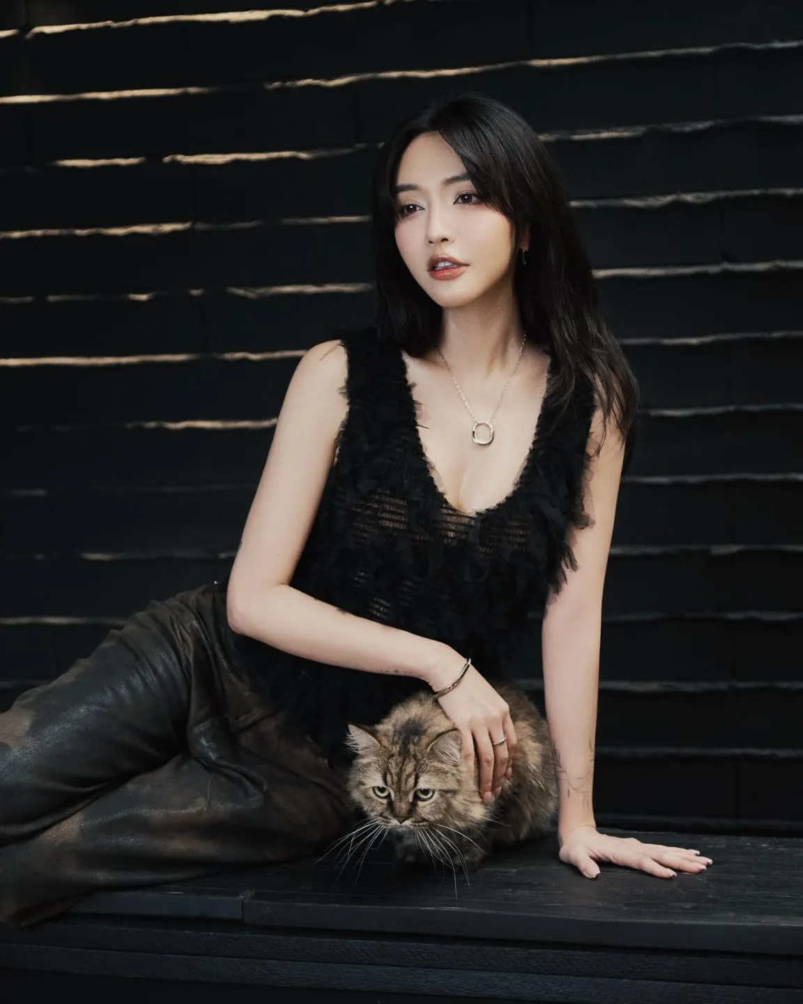 Bích Phương diện quần da 