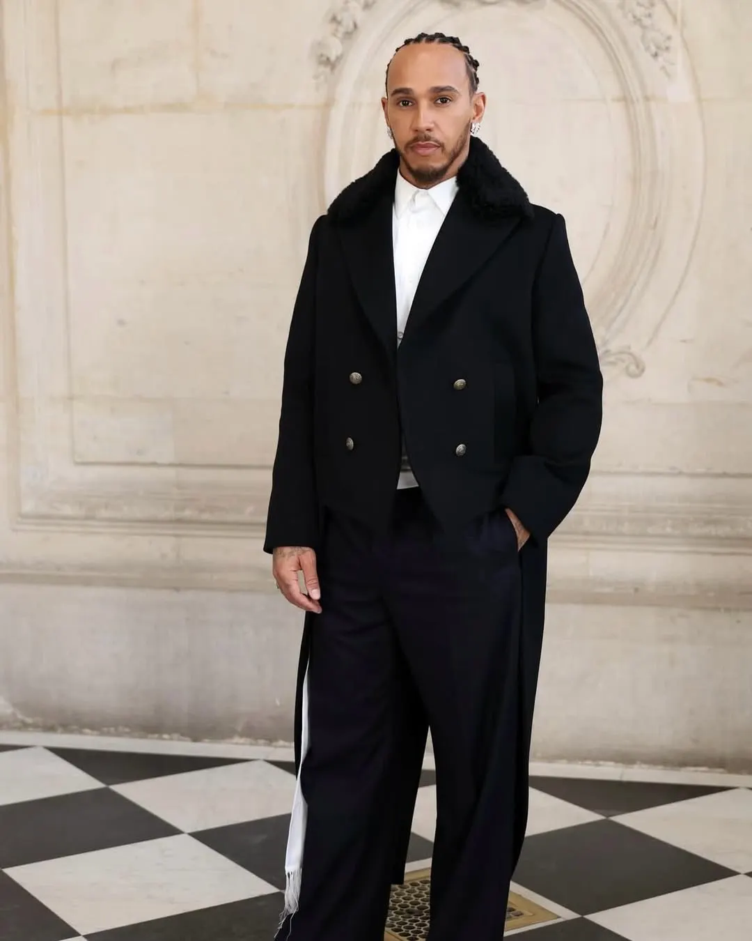 Lewis Hamilton: Tay đua F1 huyền thoại chọn phong cách quân đội sang trọng với chiếc áo khoác đen dáng ngắn có cổ lông cừu và khuy vàng 