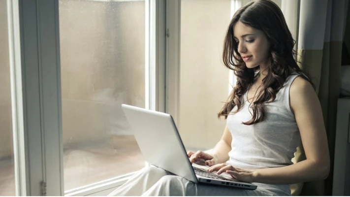 Bí quyết chăm sóc da khi ngồi máy tính mà nàng văn phòng nên biết