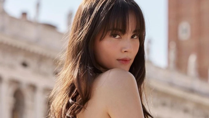 Urassaya Sperbund với phong cách tạo khối bằng một cây son