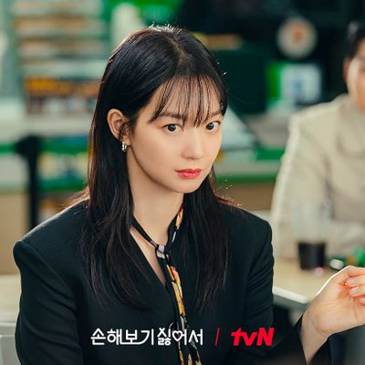 Ngay từ những tập đầu tiên, Shin Min Ah xuất hiện với những bộ trang phục công sở vô cùng thanh lịch và cuốn hút